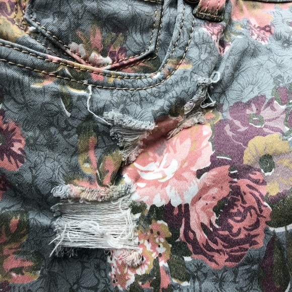 NWT Floral Jean Shorts - Picture 3 of 7
